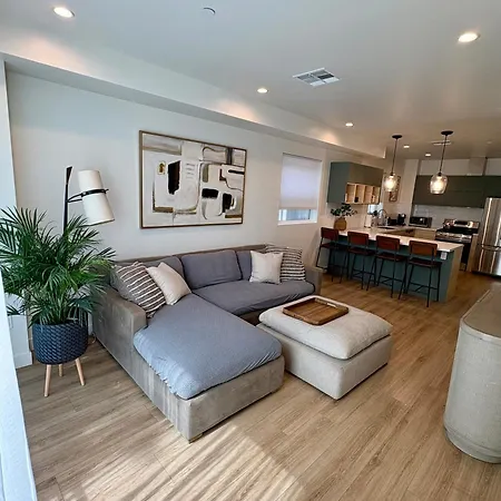 New Luxe 3B 3Bath Townhouse Apartment